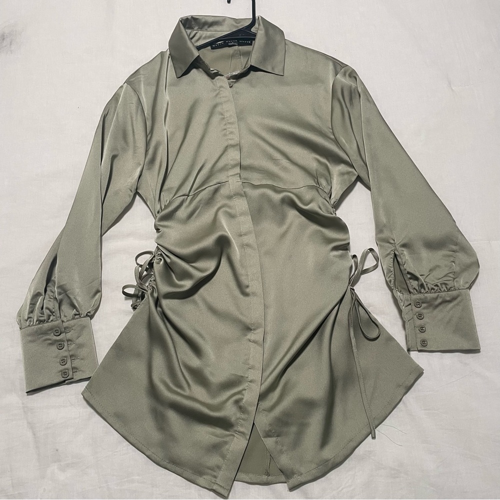 High-Class Ruched Button-Front Shift Dress - Picture 7 of 8